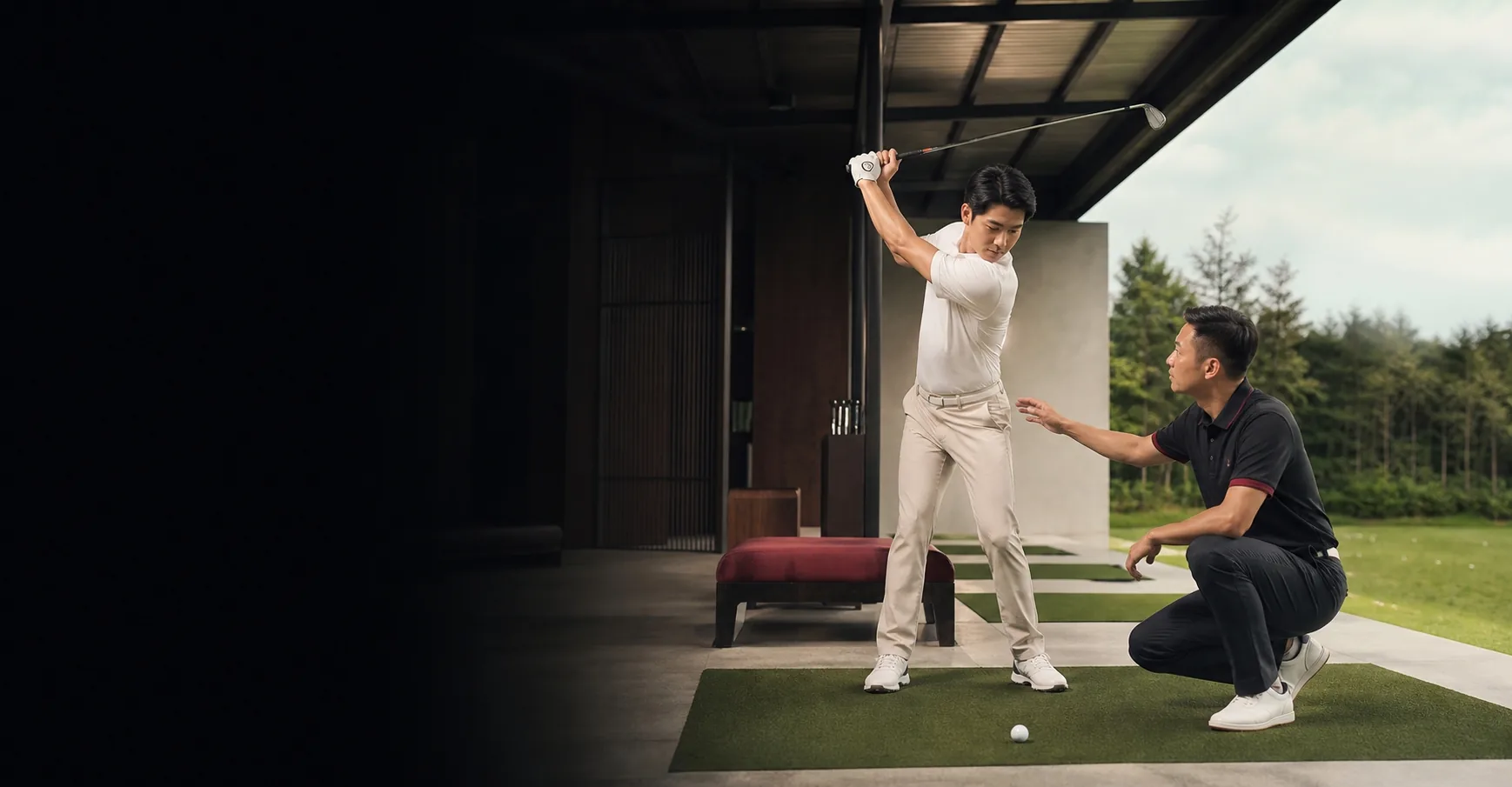 Huấn luyện viên Golf House hướng dẫn học viên phân tích cú đánh
